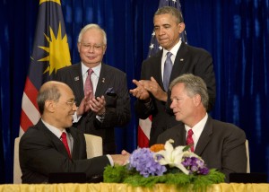 President Barack Obama, standing right, and Malaysian Prime Minister Najib Razak, standing left, applaud as Bill Radany, President & CEO, Verdezyne, right, and  Tan Sri Dato' Seri Mohd Bakke Salleh, President & Group Chief Executive, Sime Darby Berhad, left, participate in the signing of major commercial agreements with American businesses at the Ritz-Carlton in Kuala Lumpur, Malaysia, Monday, April 28, 2014. (AP Photo/Carolyn Kaster)