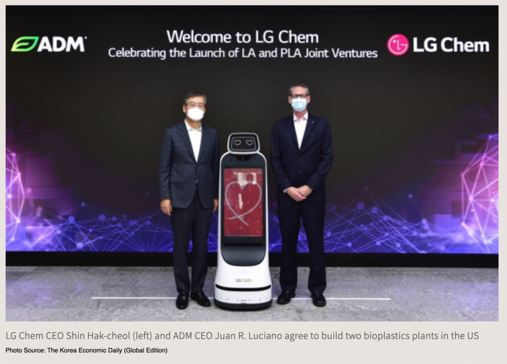 LG Chem CEO Shin Hak-cheol (left) and ADM CEO Juan R. Luciano agree to build two bioplastics plants in the US